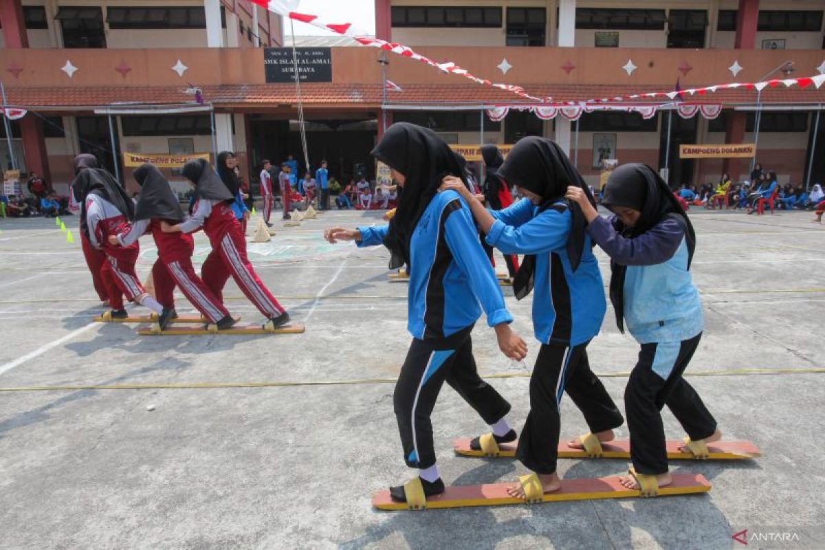 Pelajar bermain permainan tradisional di Surabaya