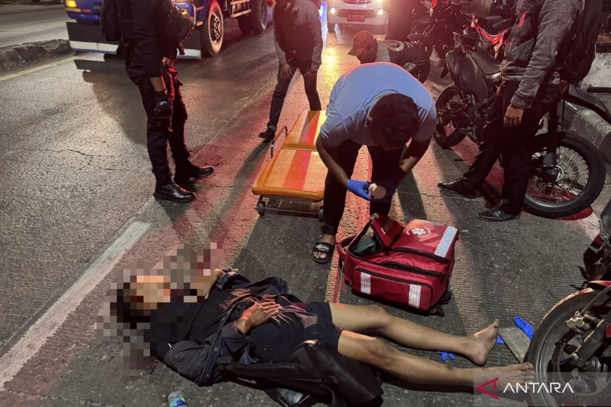 Brimob Polda Metro Jaya Evakuasi Korban Kecelakaan Motor dan Bus di Bekasi