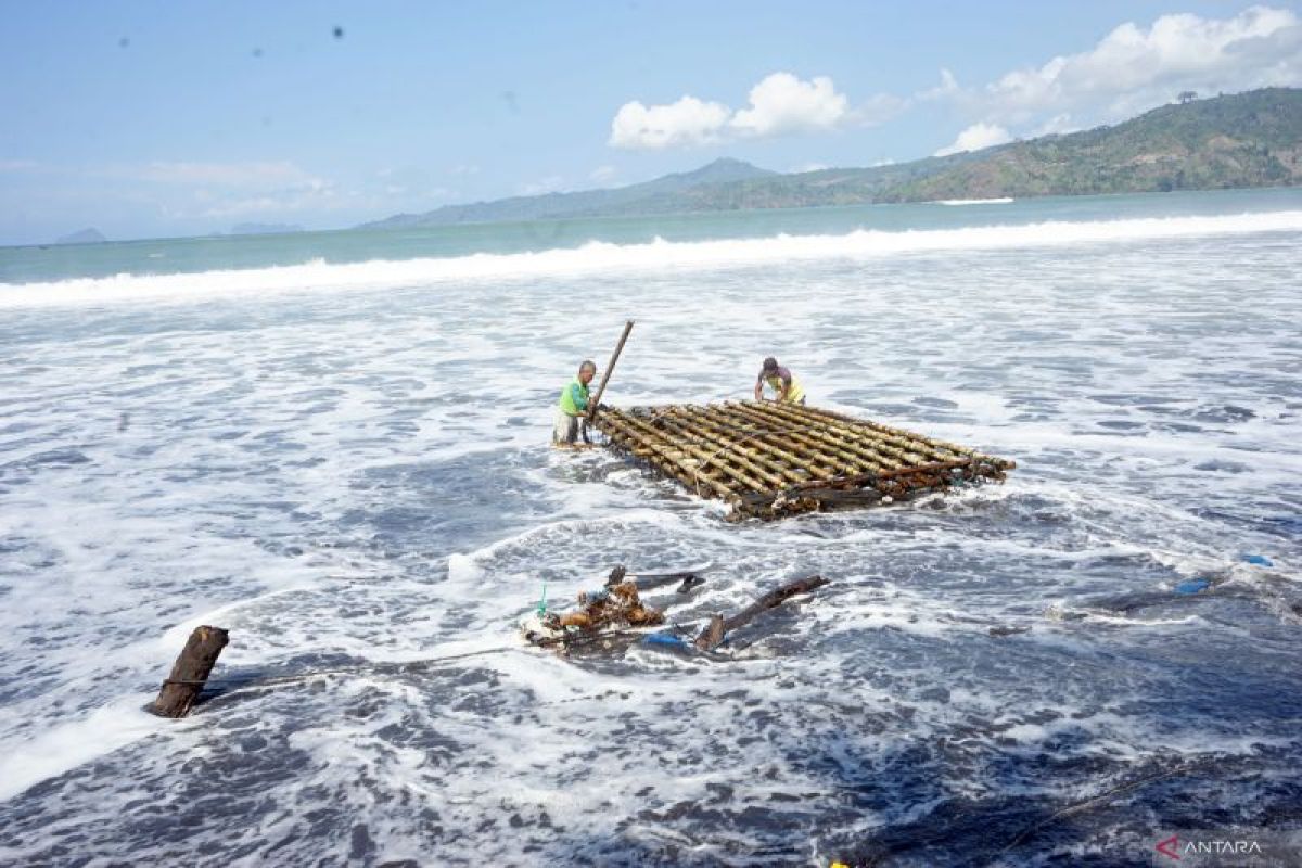 Banjir rob di pesisir Tulungagung