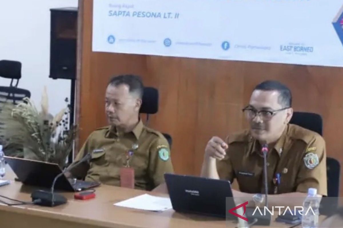 Dispar Kaltim kibarkan bendera di bawah laut bersama hiu pada HUT RI
