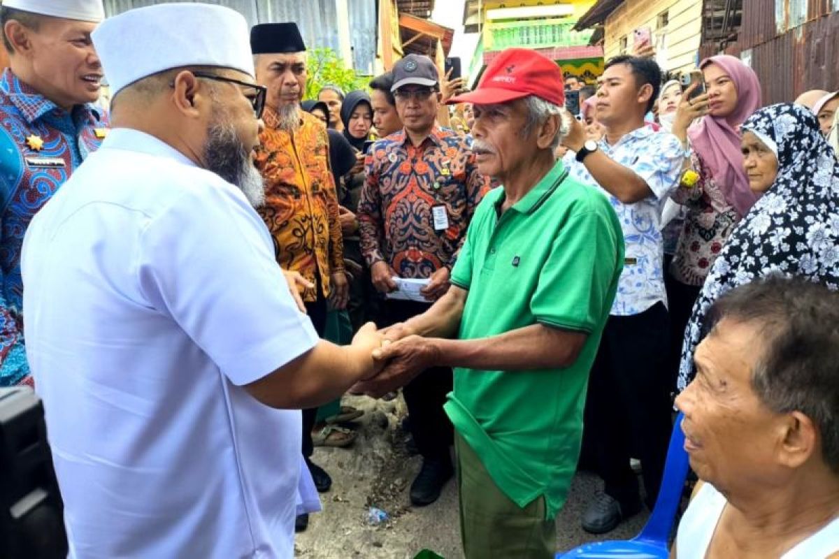 Gubernur Bengkulu Helmi Hasan pastikan 24 rumah korban kebakaran dapat bantuan perbaikan - ANTARA News Bengkulu