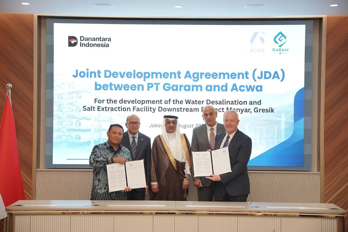 Acwa menandatangani perjanjian pengembangan bersama dengan PT GARAM untuk proyek integrasi desalinasi air laut dan garam industri
