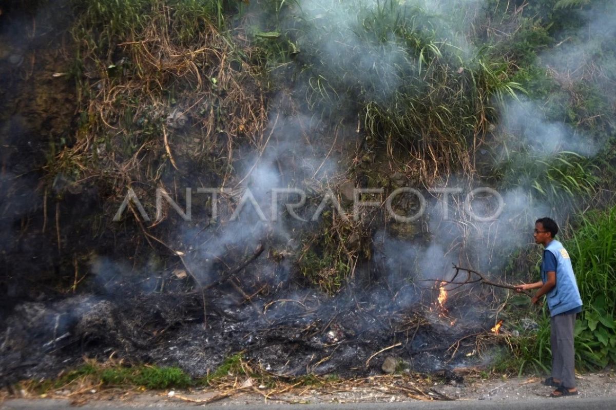 Warga padamkan potensi kebakaran lahan di Tanah Datar