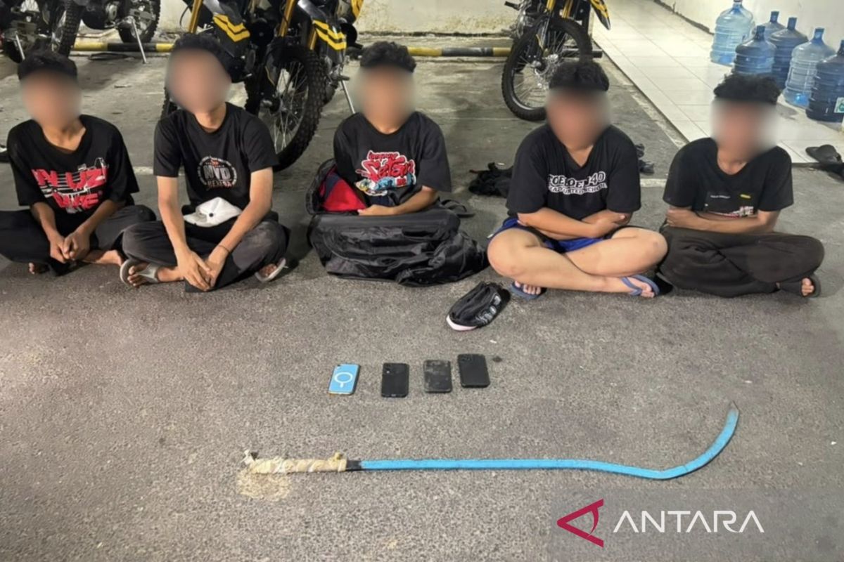 Polda Metro Jaya tangkap lima pemuda dan sajam usai tawuran di Jaktim