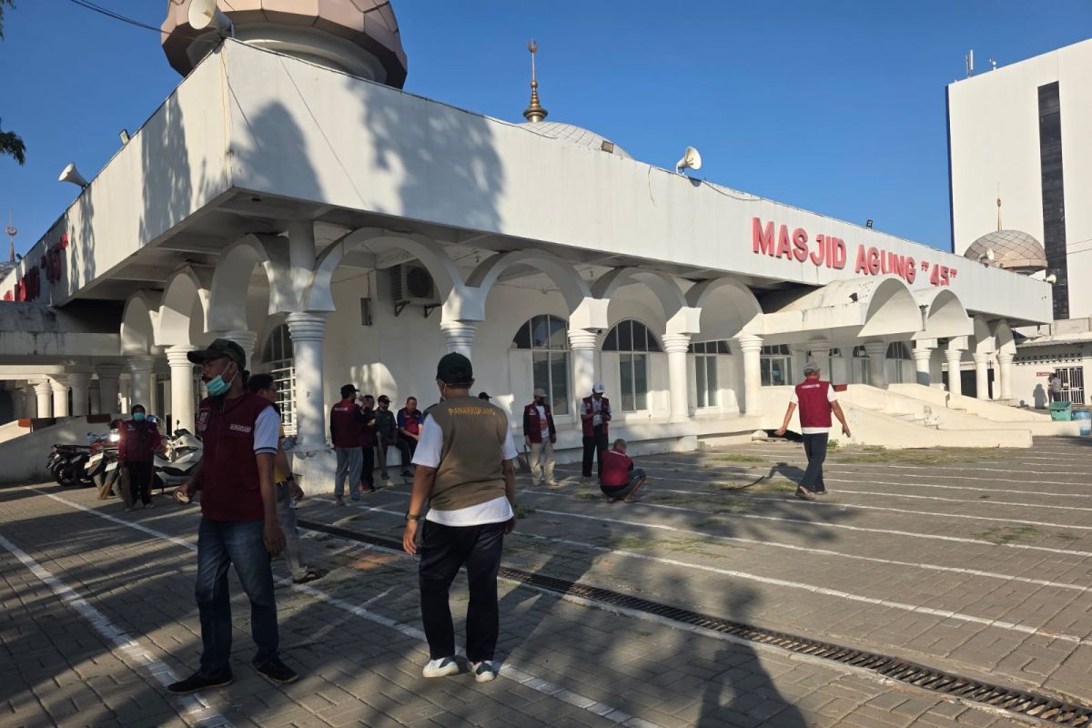 Warga Makassar bersihkan rumah ibadah sambut HUT ke 81 RI