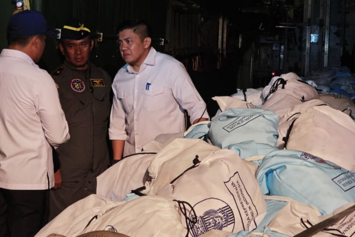 Seskab: Hingga Sabtu malam, pemerintah kirim 27 ton logistik ke NTT