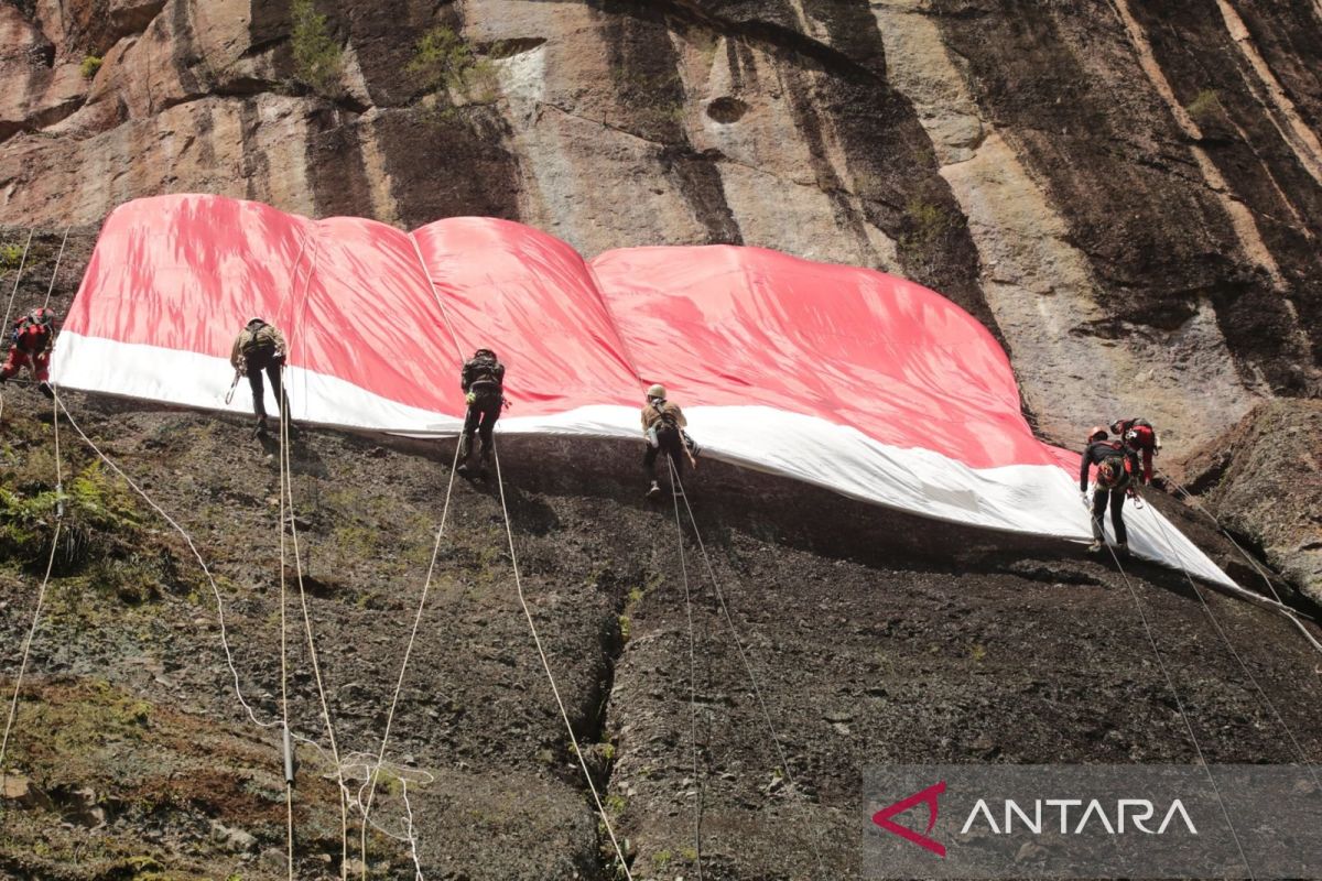 Bendera Merah Putih Raksasa berkibar di Lembah Harau Sumbar