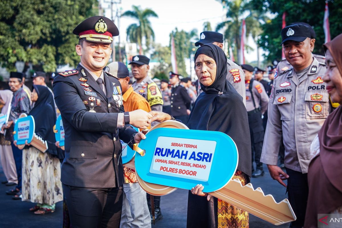 Polres Bogor hadiahkan renovasi 21 rumah pada HUT RI