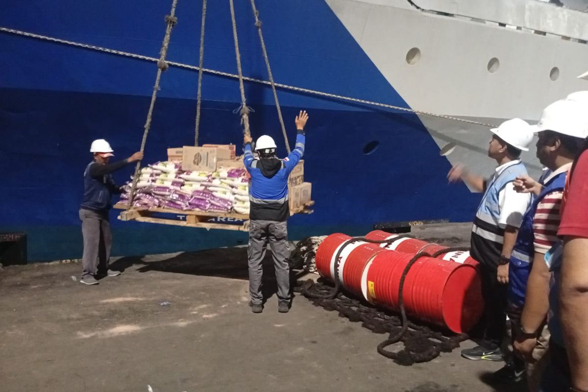 Pelni mulai angkut bantuan untuk korban gempa NTT dengan KM Tidar