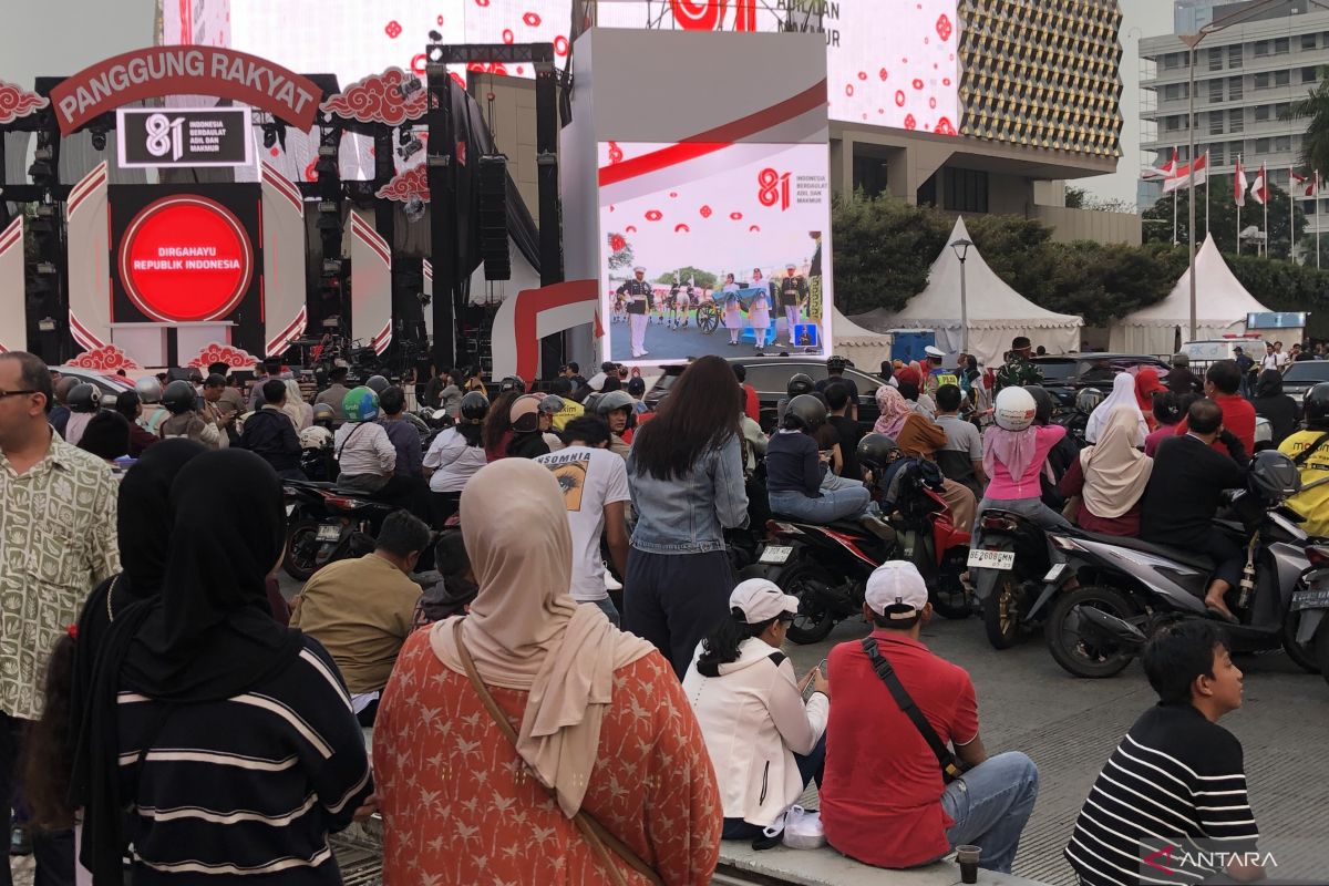 Warga antusias saksikan upacara penurunan bendera dari Bundaran HI