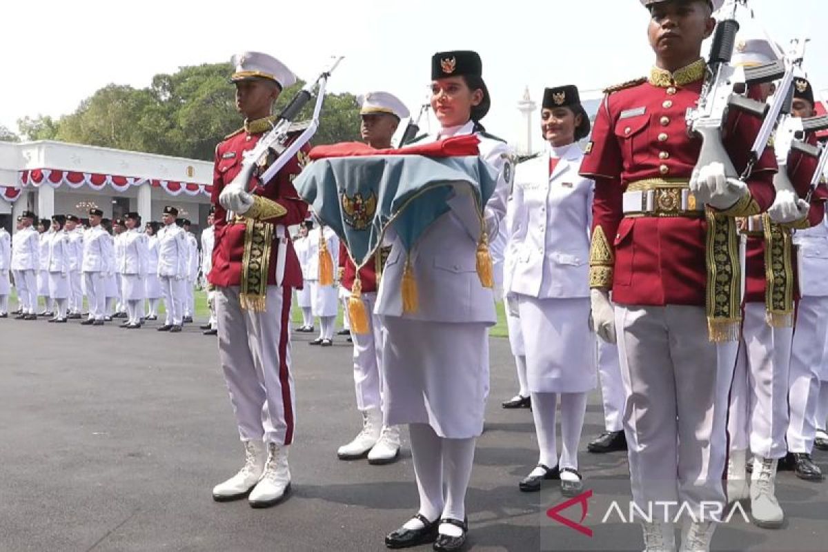 Perwakilan Kalbar Celina Theo terpilih bawa baki Bendera Merah Putih