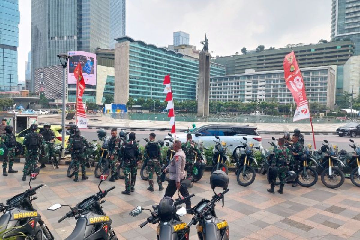 Personel TNI-Polri bersiaga di Bundaran HI jelang unjuk rasa mahasiswa