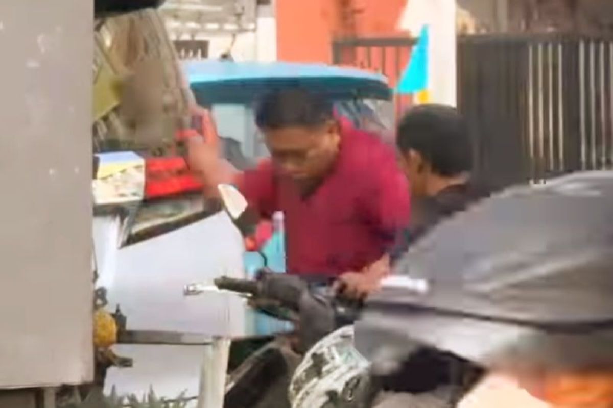 Viral pengemudi Alphard hantam motor pakai batu di Bintaro, polisi turun tangan