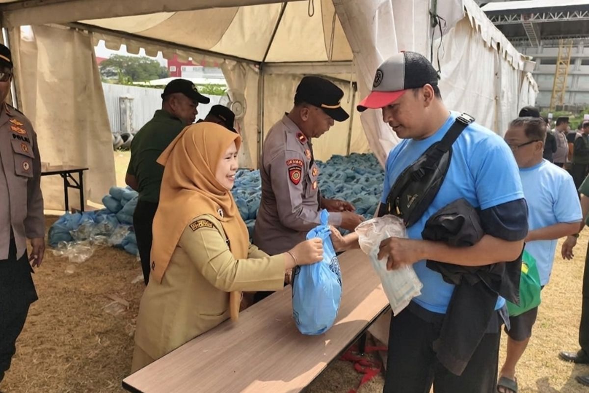 Ribuan paket sembako disalurkan kepada warga kurang mampu di Kalideres