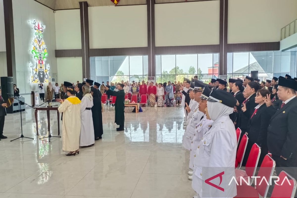 Bupati Kapuas lantik 104 ASN demi penyegaran organisasi