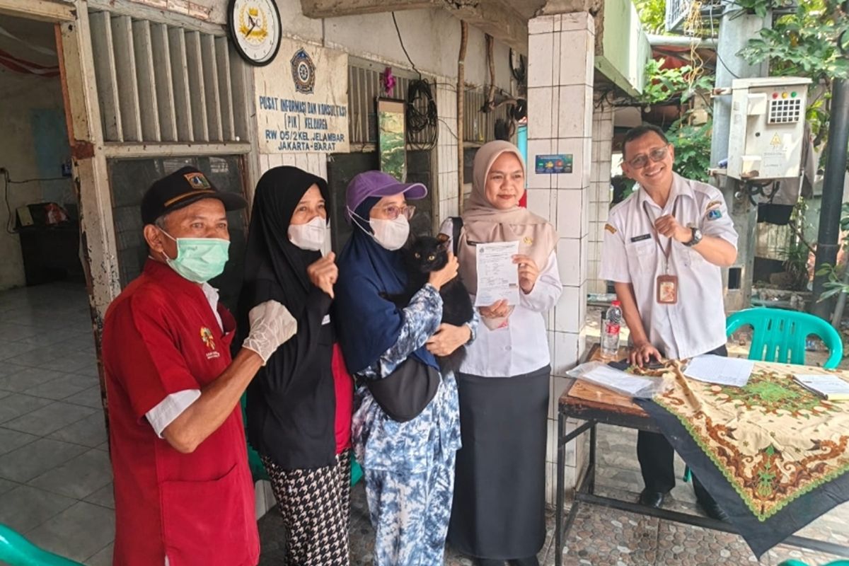 KPKP Jakbar vaksinasi puluhan hewan penular rabies di Jelambar