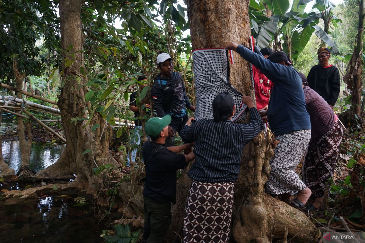 Tradisi metri bumi sumber air di Trenggalek