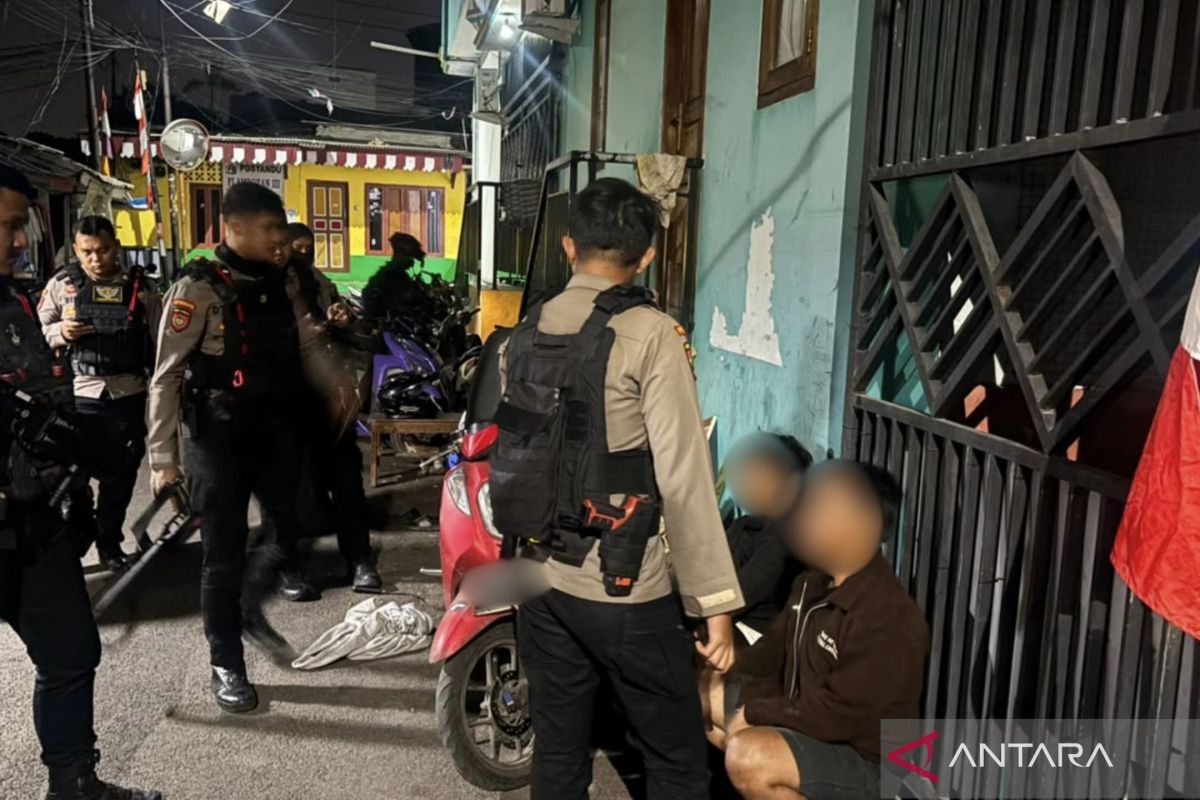 Polda Metro Jaya amankan dua pemuda yang diduga hendak tawuran di Jaktim
