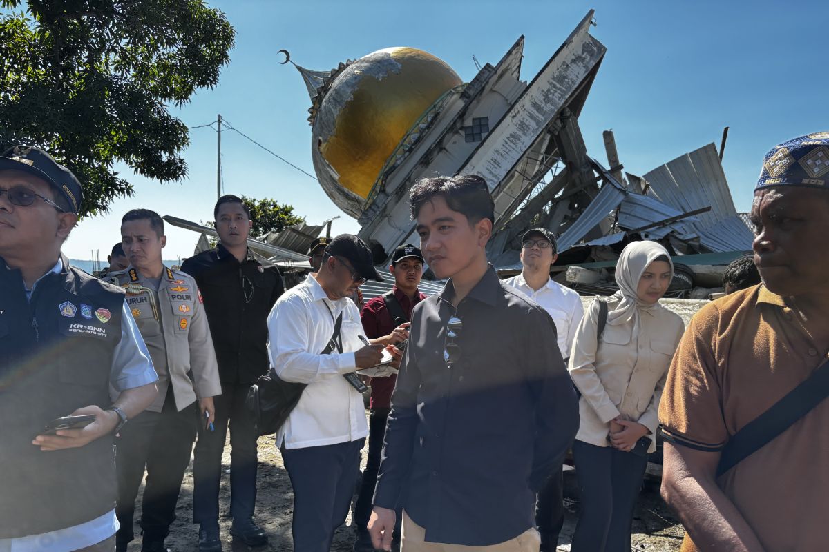 Gibran memastikan pendataan dan perbaikan rumah rusak di Manggarai Timur