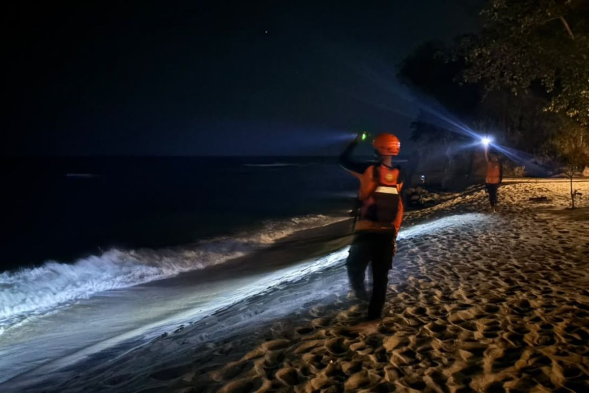Empat orang terseret ombak saat mandi di Pantai Tuturuga Minahasa