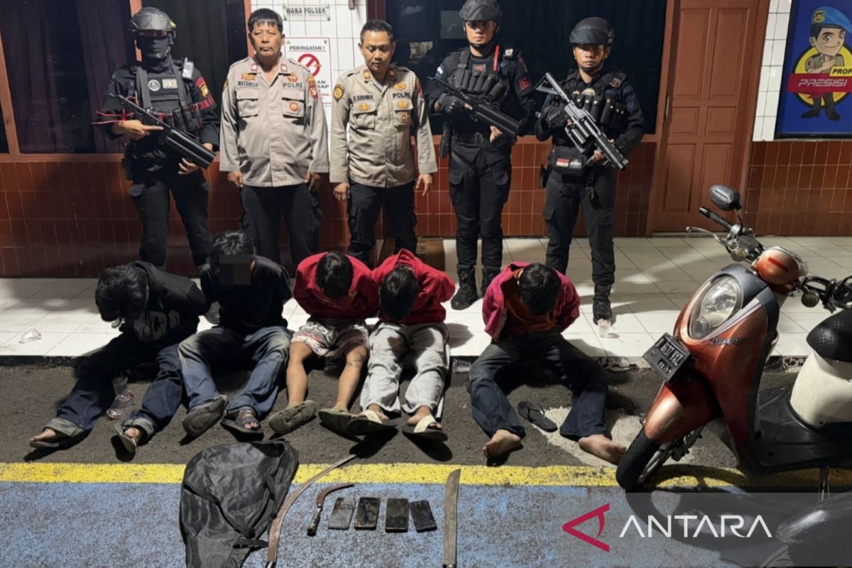 Hendak tawuran, polisi tangkap lima pelajar yang bawa sajam di Tangsel