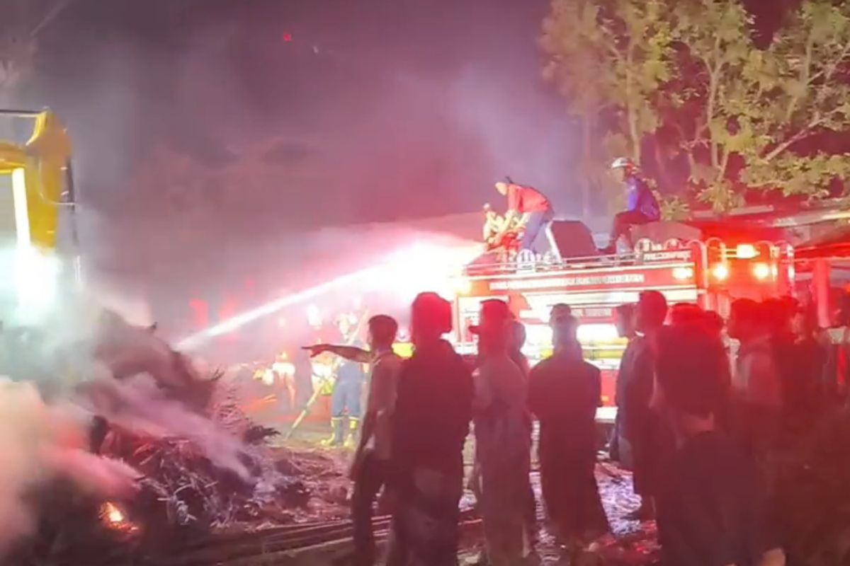 Damkartan gabungan padamkan kebakaran rumah adat Sade di Lombok NTB