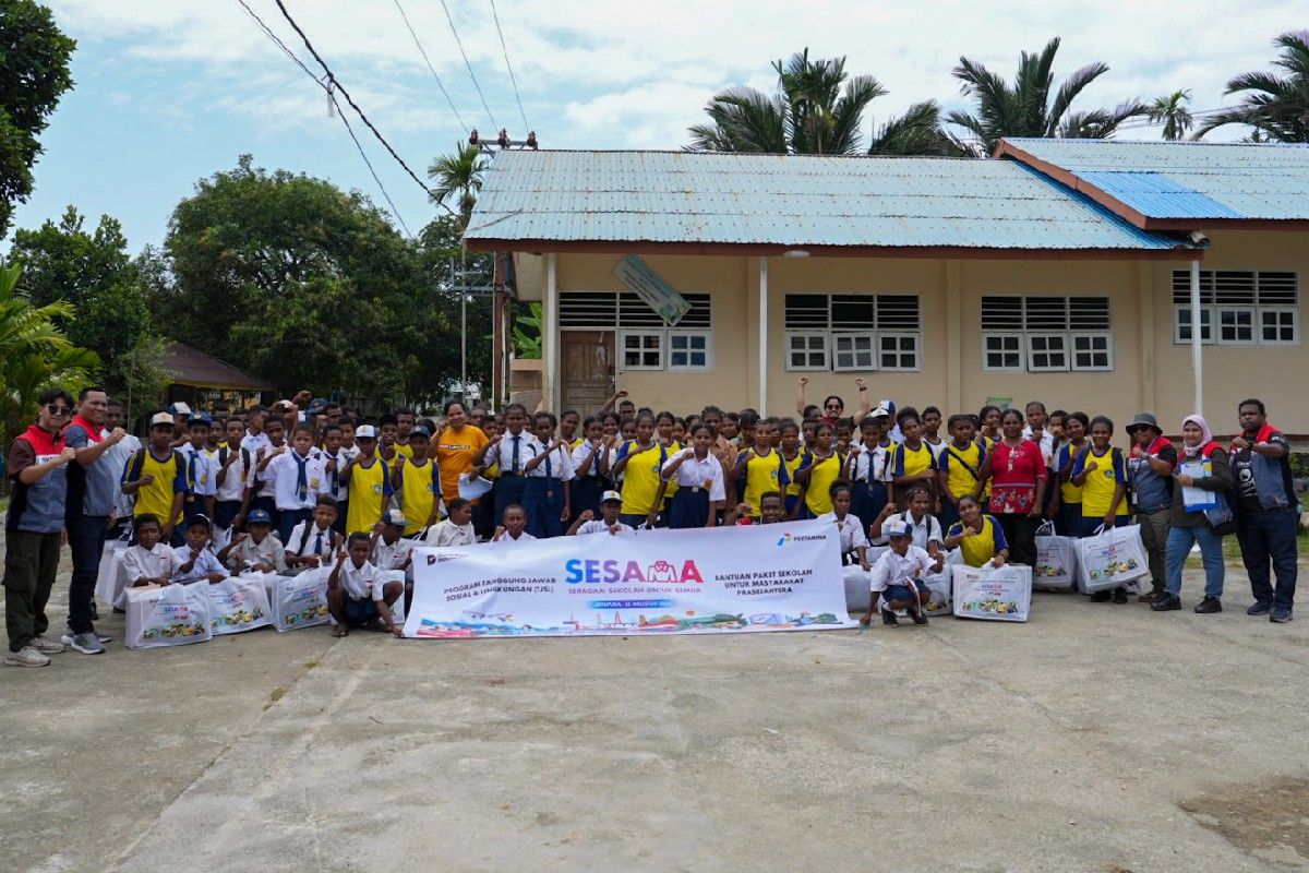 Pertamina bagikan seragam sekolah bagi siswa di Kampung Doromena