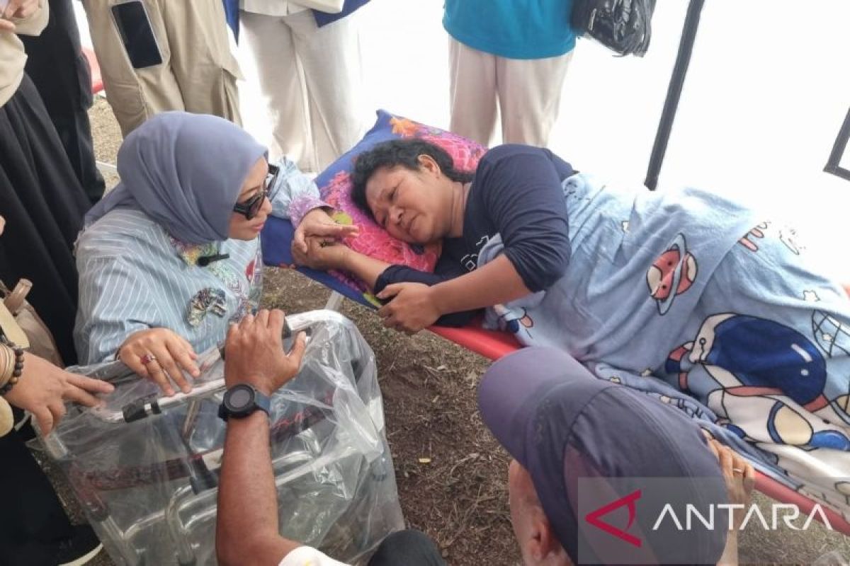 Menteri Arifah jenguk para korban gempa di RSUD Komodo