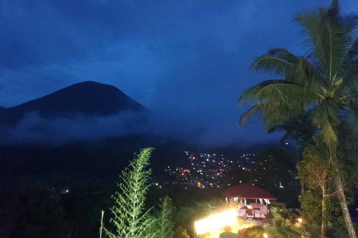 Pos PGA pantau kemunculan api di kawah Tompaluan Gunung Lokon