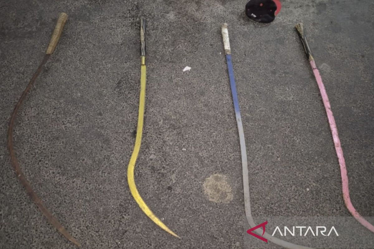 Polda Metro Jaya amankan dua pemuda diduga hendak tawuran di Jaktim