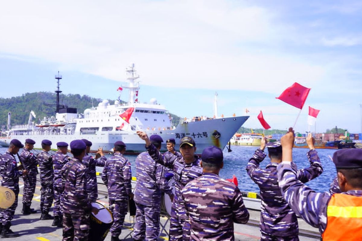 Kapal perang China MV Chen Jing Run merapat di Pelabuhan Bitung