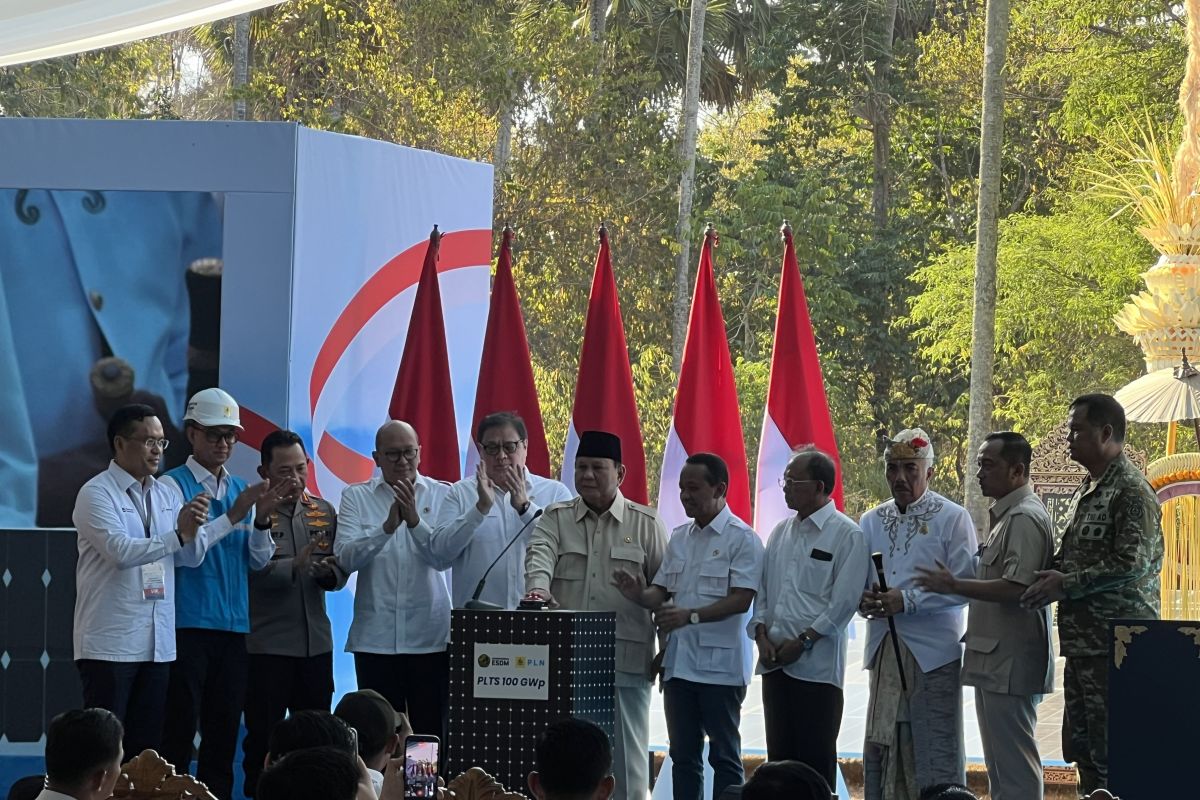 Menteri Bahlil: Kapasitas total dari 14 proyek PLTS capai 5,3 GW