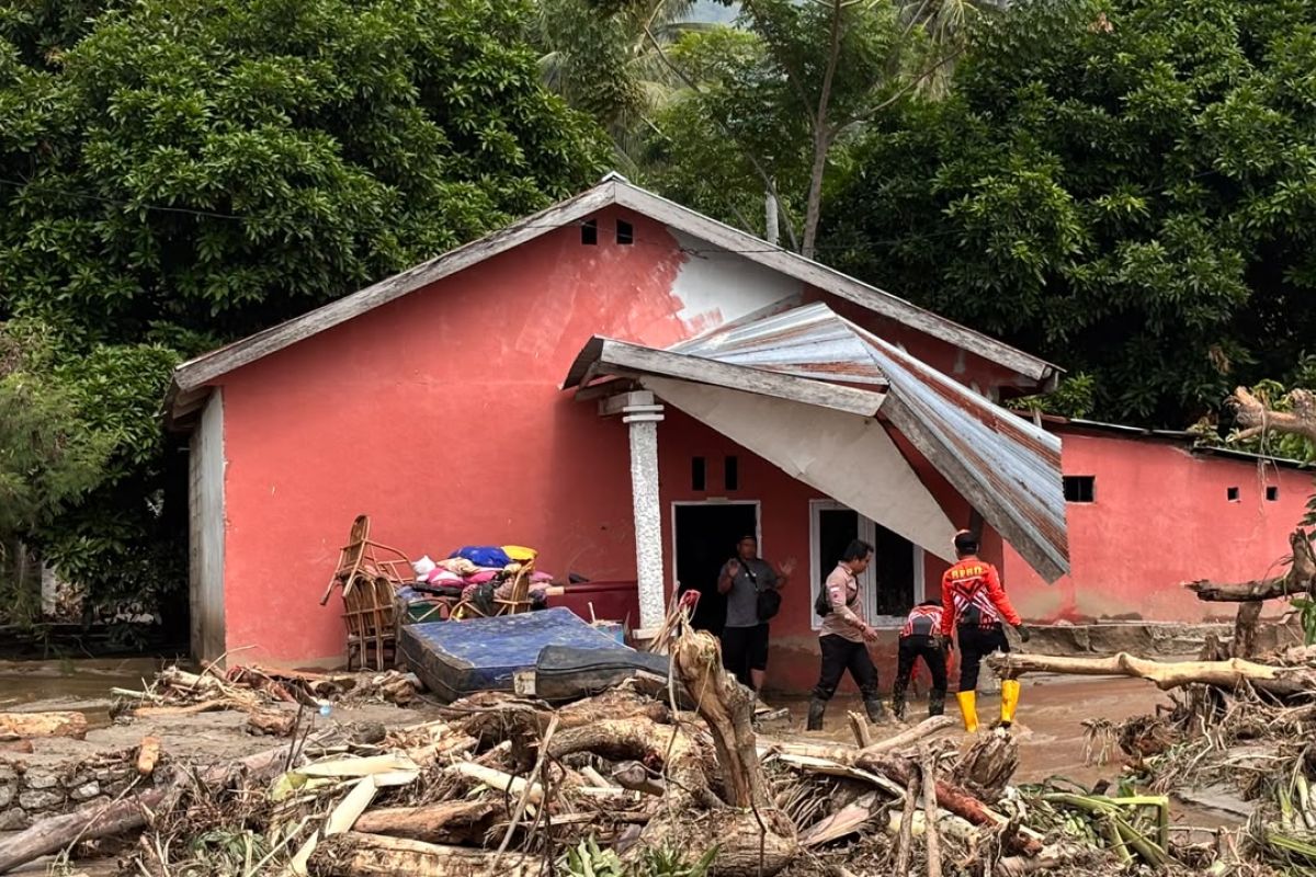 BPBD laporkan 12 rumah warga rusak akibat banjir bandang di Parimo