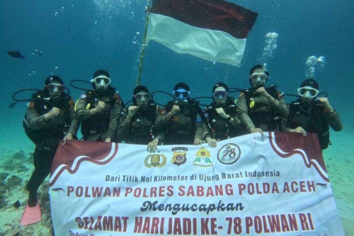 Peringati hari jadi, Polwan bentangkan merah putih bawah laut Sabang