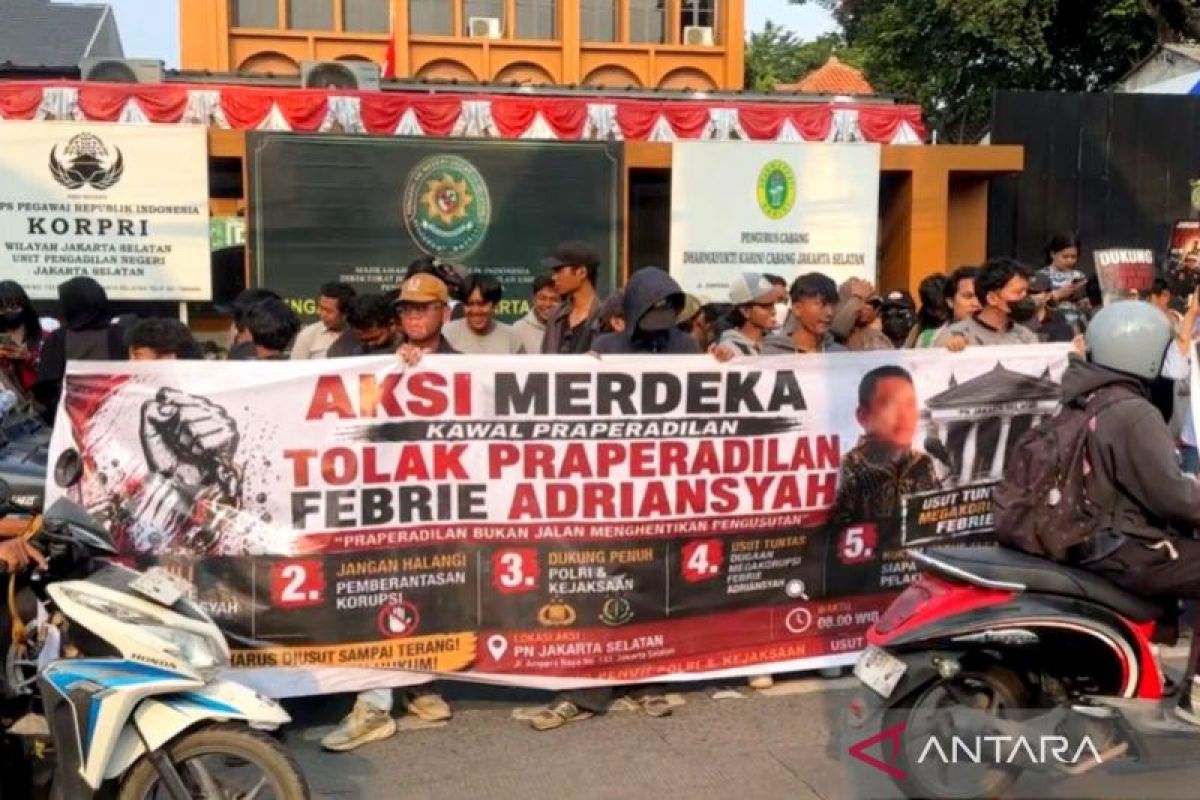 Jelang putusan Febrie Adriansyah, mahasiswa unjuk rasa di PN Jaksel