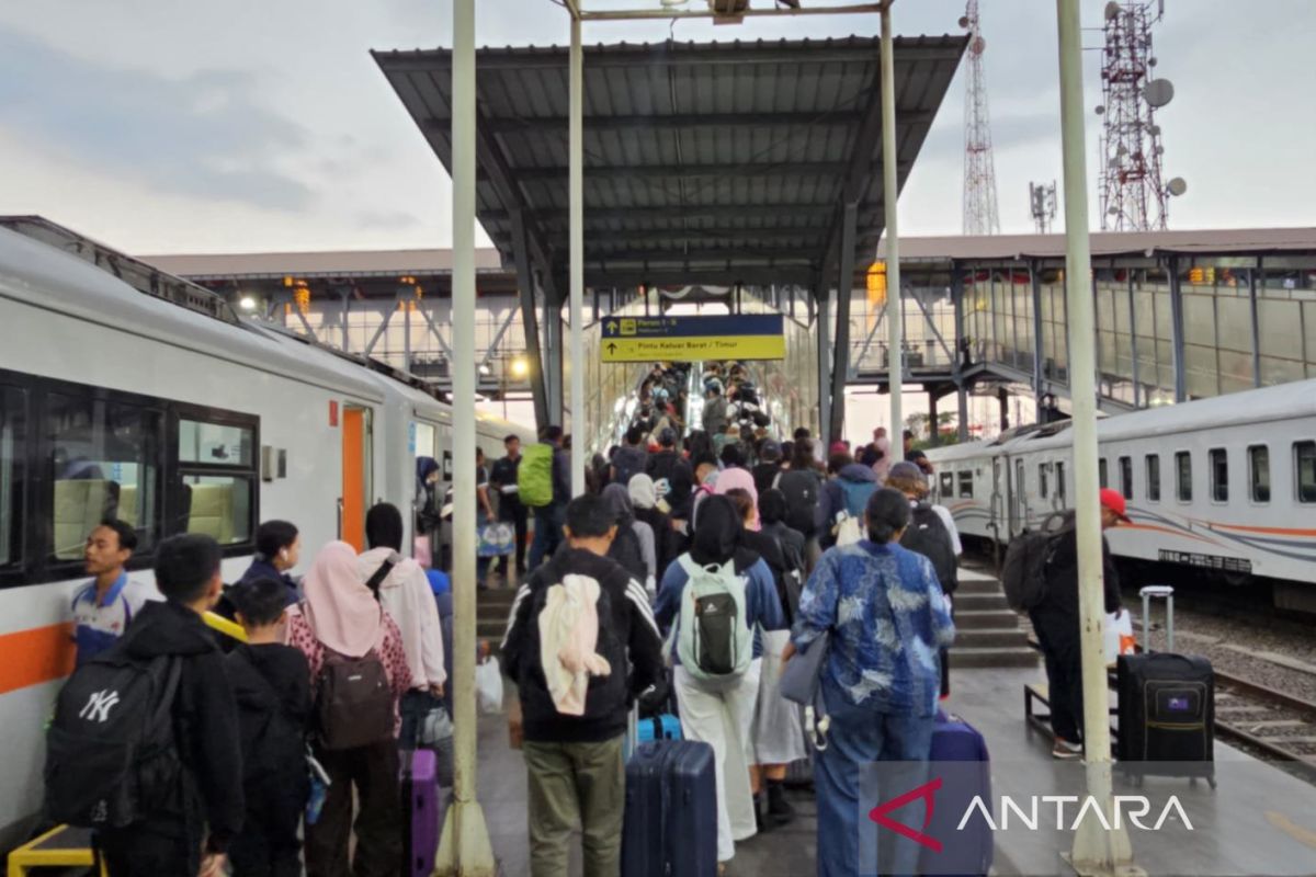 Kereta Api 68 Malabar tiba di Stasiun Malang usai tertemper di Klaten
