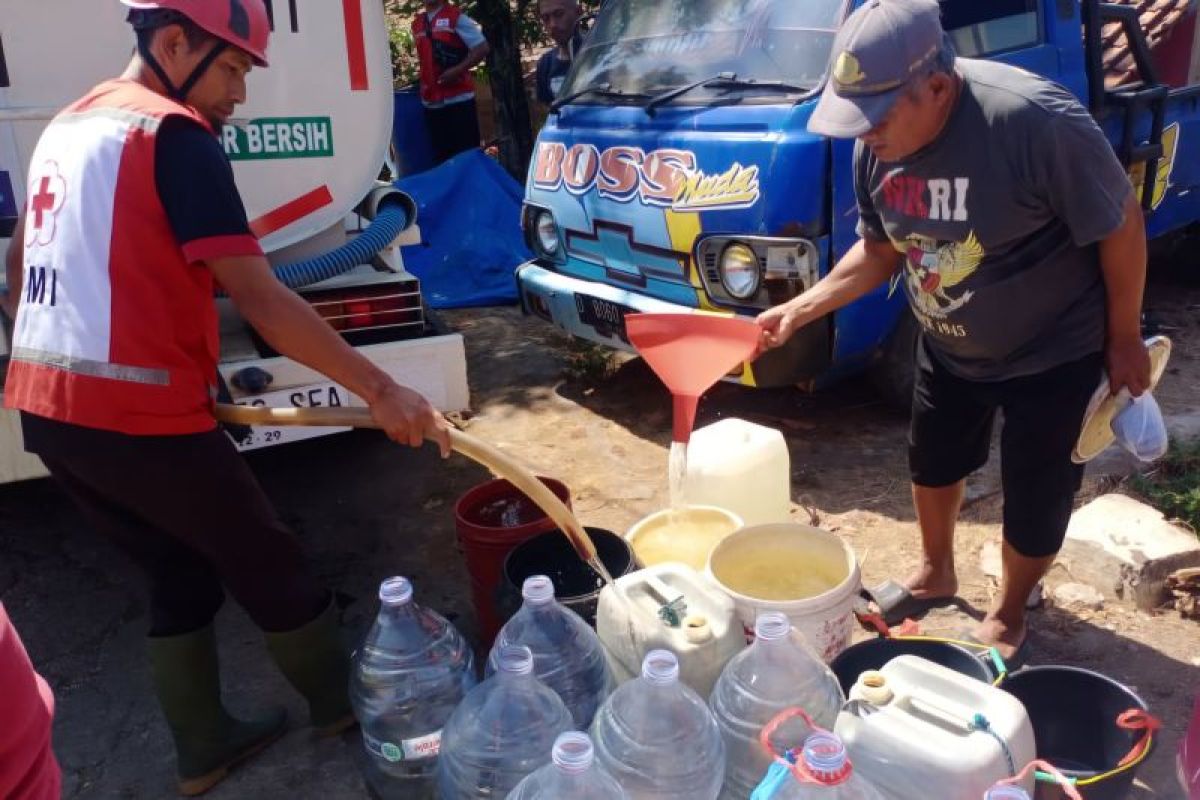 PMI Sumedang menyalurkan 10 ribu liter air bersih ke Tarunajaya