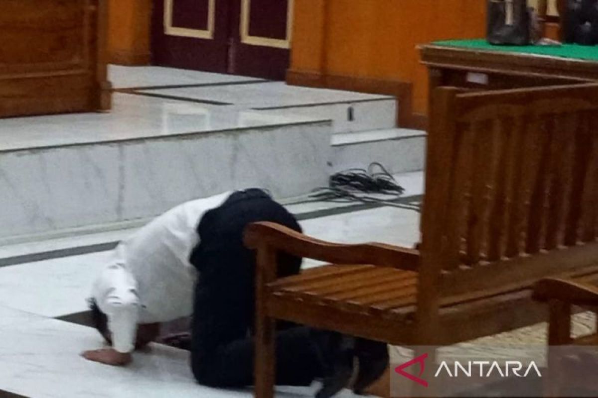 Divonis bebas, Hendra Batubara sujud syukur di Pengadilan Tipikor Medan