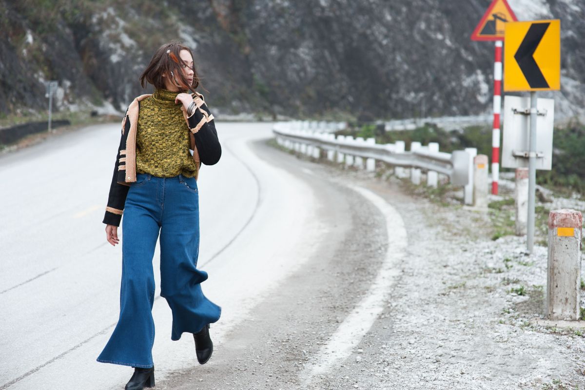 Cara padu padan jeans model "flare" ala aktris Hollywood