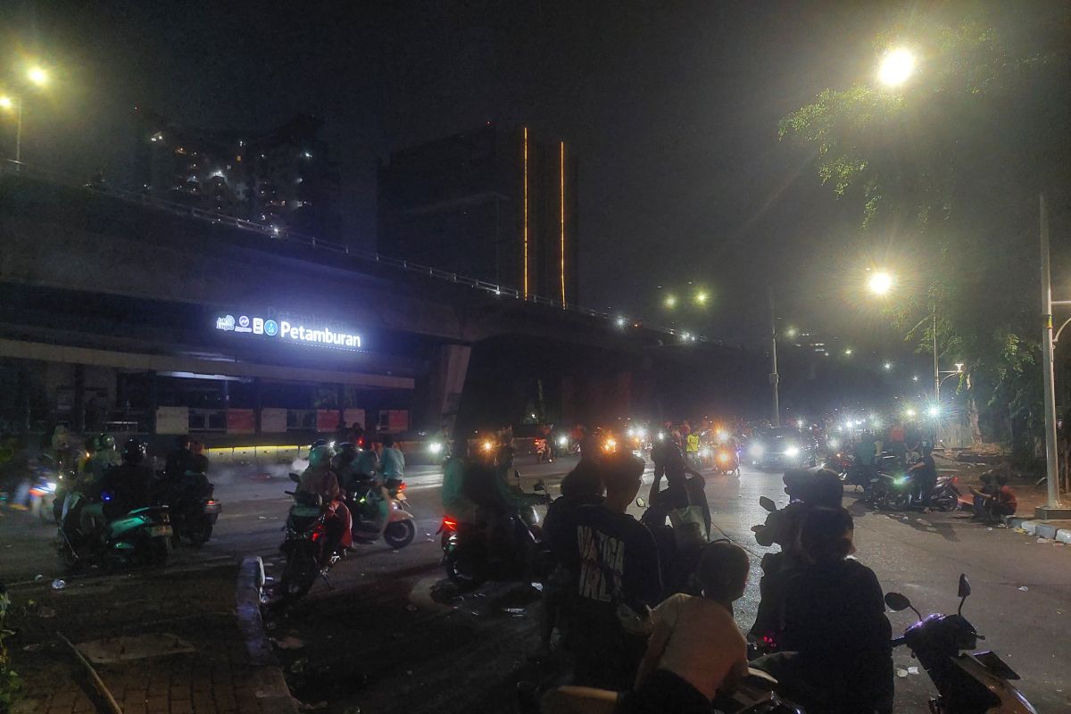 Massa masih berkerumun di sekitar Slipi hingga Jumat dini hari