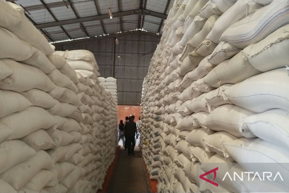 Bulog Sorong datangkan 3.000 ton beras dari Pulau Jawa