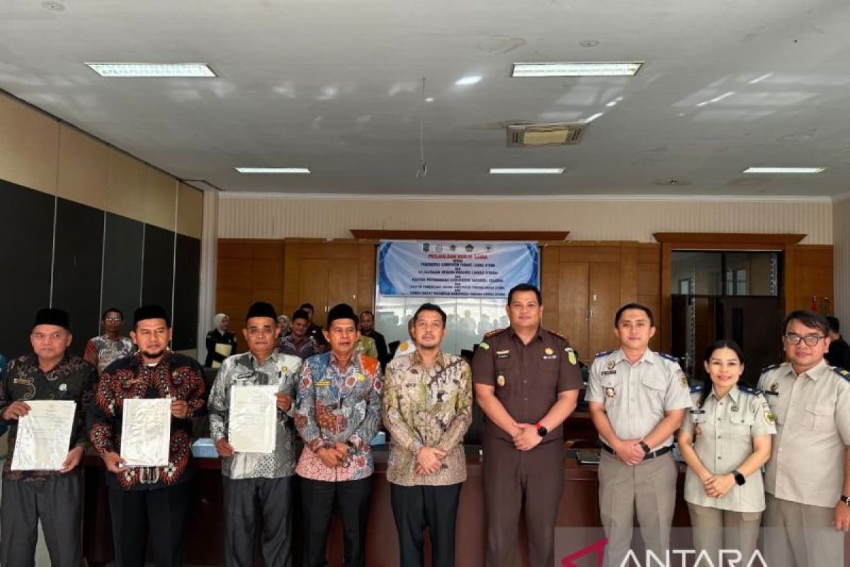 Bupati Paluta percepat sertifikasi tanah wakaf, enam sertifikat langsung diserahkan