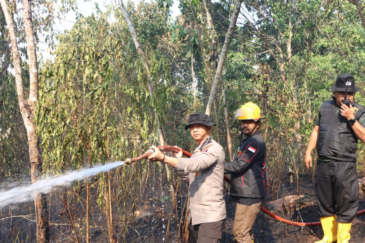 Kapolres Tabalong dan jajarannya lakukan pemadaman  ke lokasi karhutla