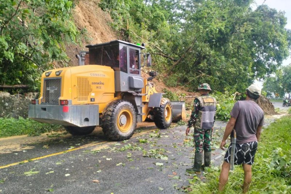 TNI dan masyarakat kerja sama bersihkan material banjir di Jalan Trans Sulawesi