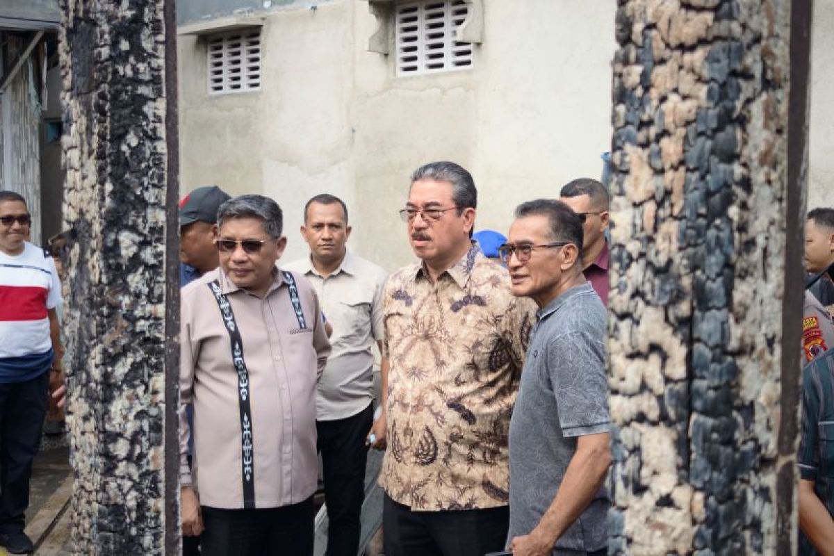 Gubernur Maluku salurkan bantuan  kebutuhan dasar pada korban kebakaran di Ambon