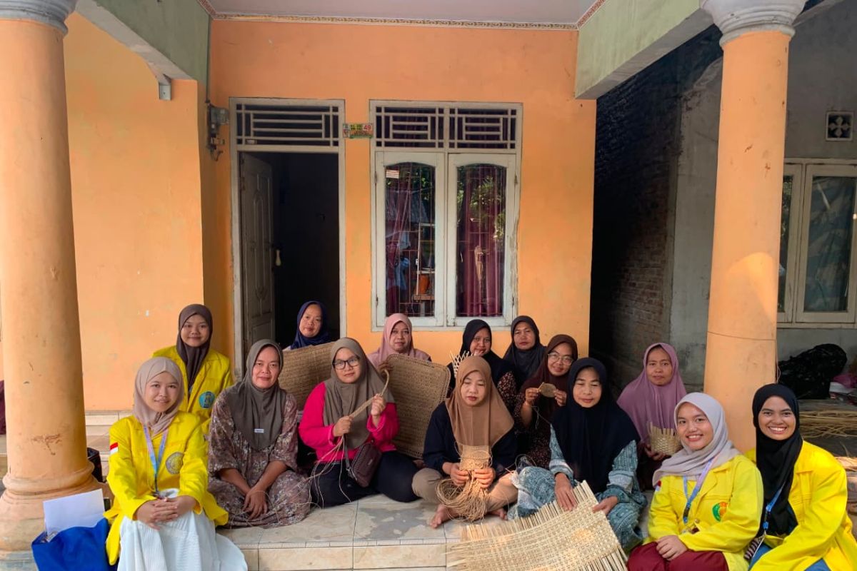 Panglimaja Salam UI dorong kerajinan limbah kertas Tegalmaja naik kelas
