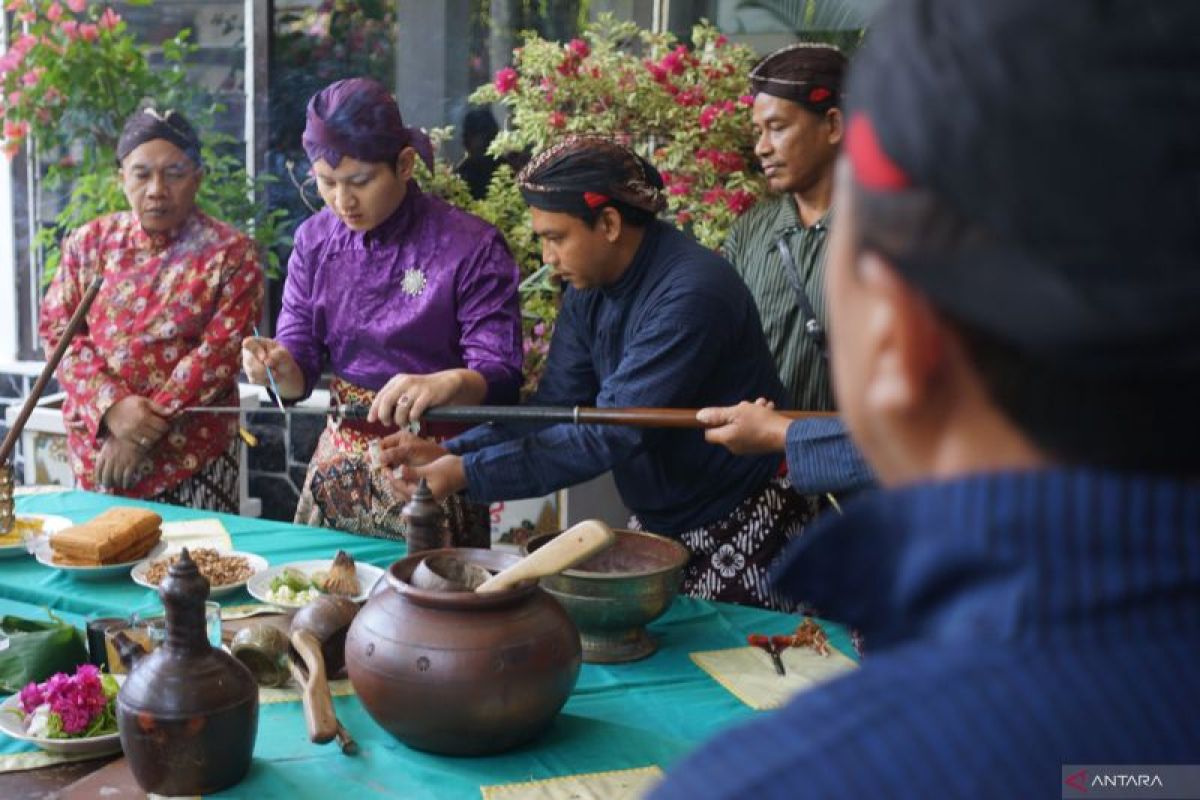 Tradisi jamasan pusaka Trenggalek