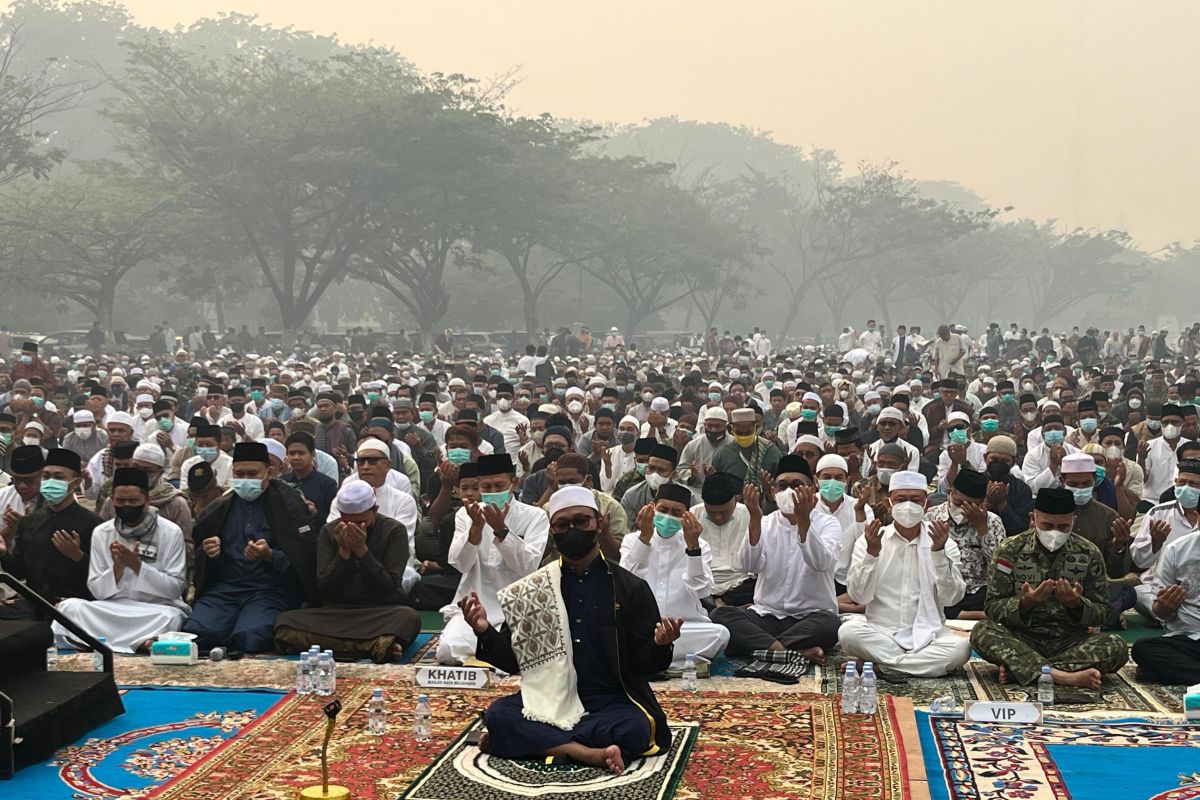 Ribuan warga Pontianak laksanakan shalat mohon turun hujan di tengah kabut asap