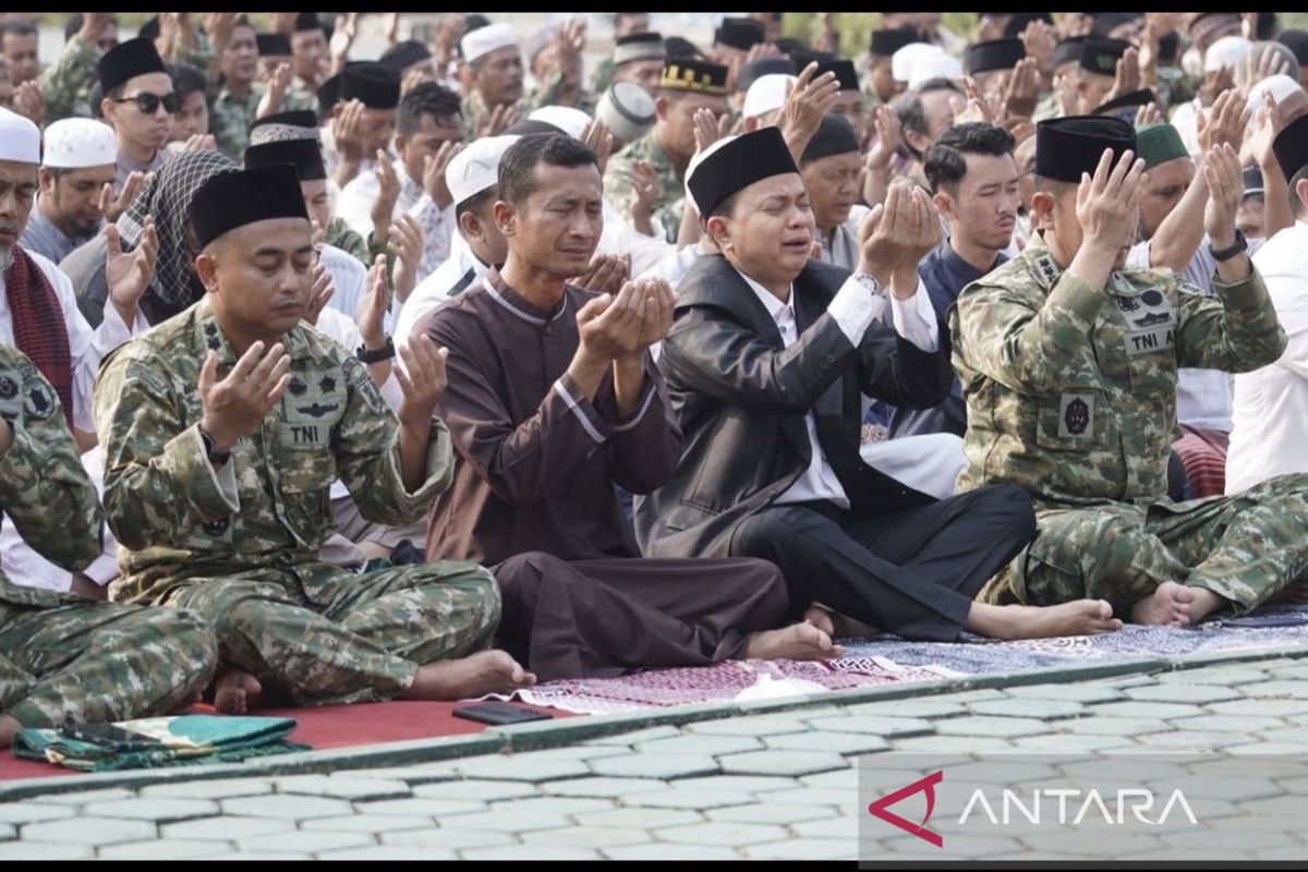 Korem 091/ASN Gelar Salat Istisqa Mohon Hujan Atasi Karhutla