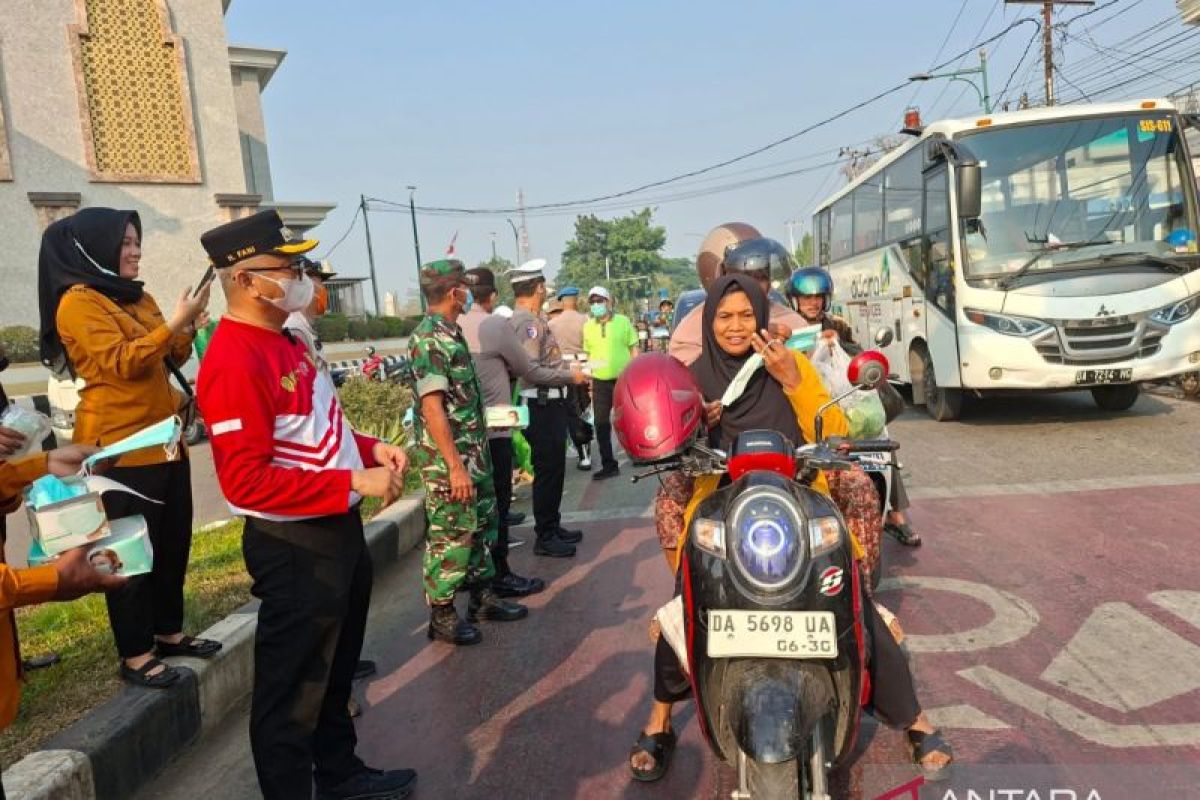 Cegah Dampak Asap Karhutla, Pemkab Tabalong Bagikan 91.100 Masker